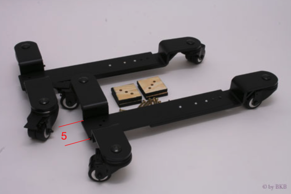 taffijn BKB Verstelbaar wielonderstel, zwart, voor console piano's, dubbelhoekig, 72 mm standaardbreedte, met 6 polyurethaan wielen, verstelbaar tot 550 mm, kogellager, met rem, aanbevolen voor parket taffijn BKB Verstelbaar wielonderstel, zwart, voor console piano's, dubbelhoekig, 72 mm standaardbreedte, met 6 polyurethaan wielen, verstelbaar tot 550 mm, kogellager, met rem, aanbevolen voor parket